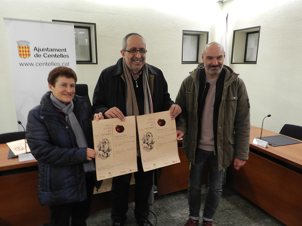 Fina Vila, estudiosa de la tòfona; Miquel Arisa, alcalde; Xavier Serra, regidor de Promoció Económica. | Toni Carrasco